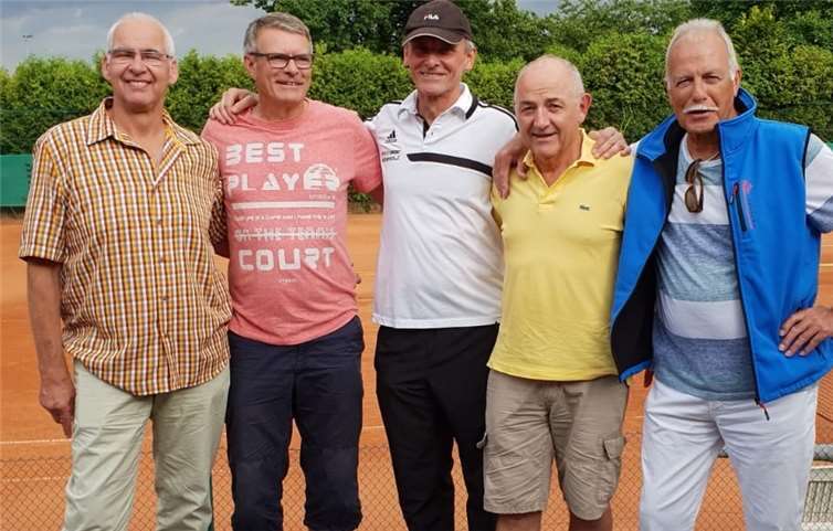 Neben Mannschaftsführer Horst-Manfred Klaes in der Mitte freuen sich (v.l.) Manfred Rößler, Wolfgang Hamm, Klaus-Wolfgang Müller und Werner Lausberg. Dazu kamen mit Wolfgang Glaß, Rolf Weiler, Ernst Peschke und Wolfgang Runkel weitere wichtige Spieler zum Einsatz.privat