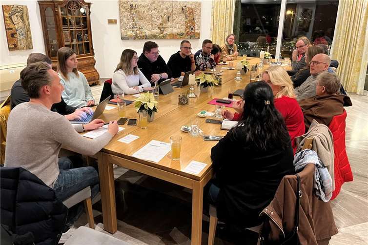 Neben Marc Ruland, der erneut mit einem überragenden Ergebnis zum Vorsitzenden gewählt wurde, sind seine Stellvertreter Karin Küsel, Dirk Meid, Faisal el Kasmi und Maximilian Mumm. Foto: SPD MYK