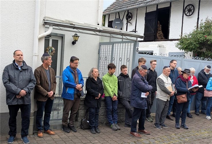 Neben Mitgliedern des Fördervereins und der Vorsitzenden Ulrike Elz-Eichler waren auch zahlreiche Bürgerinnen und Bürger, Jugendliche sowie der Erste Stadtbeigeordnete Michael Büchel-Schwab dabei.