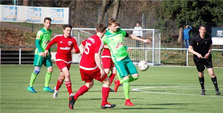 Neben Niklas Heinemann (am Ball) hat auch Manuel Oster (links) seinen Vertrag bei der SG Eintracht Mendig/Bell um ein weiteres Jahr verlängert.Fotos: -SK-