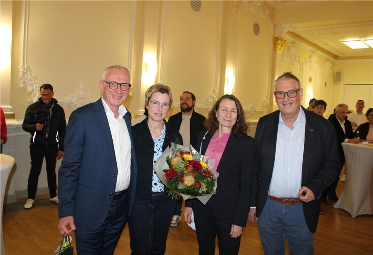 Neben Noch-Bürgermeister Guido Orthen kam auch Landrätin Cornelia Weigang am Sonntagabend ins Rathaus. Fotos: DU