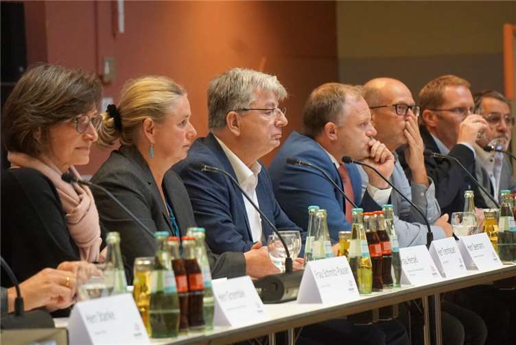 Neben Oberbürgermeister Jan Einig und dem Beigeordneten Ralf Seemann standen den Bürgern zahlreiche Experten zur Verfügung.