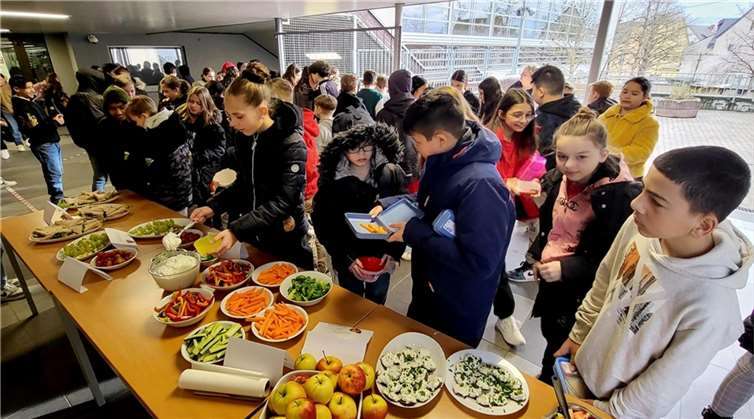Neben Obstsalat und Joghurt, gab es Rohkost mit Quark zum Dippen, Vollkorntaler mit Frischkäse, Vollkornsandwiches und vieles mehr. Foto: Anja Wilberg