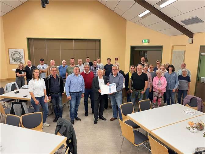 Neben Ortsbürgermeister Christian Arnold und Ortsvorsteher Friedhelm Justen nahmen rund 30 Personen an der Veranstaltung teil, darunter auch Verbandsgemeindebürgermeister Alfred Steimers und Landrat Manfred Schnur. Quelle: Kreisverwaltung Cochem-Zell