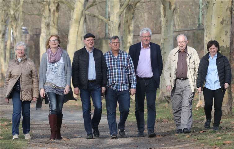 Neben Ortsvorsteherkandidat Lars Ebert (3. v. l.) bewerben sich (v. l.) Ute Heinrichs, Silvia Nussbaum, Frank Driesch, Karl-Josef Heinrichs, Herbert Woidtke und Jutta Ebert für die FWG um einen Sitz im Irlicher Ortsbeirat. Foto:FWG Neuwied