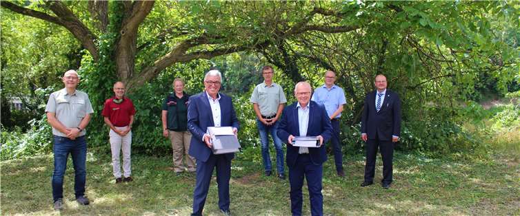 Neben Roger Lewentz waren auch alle Projektverantwortlichen bei der Übergabe des Antrages mit vor Ort: v.l.n.r.: Andreas Nick, Leiter des Forstamtes, Hans Leo Cremer, ehemaliger Leiter des Forstamtes und weiter beim Projekt aktiv, Silke Weyer, Revierförsterin, Roger Lewentz, Innenminster und Schirmherr des Projektes, Stefan Bäcker, Büroleiter und stellvertretender Forstamtsleiter Lahnstein, Peter Labonte, Oberbürgermeister der Stadt Lahnstein, Winfried Ries, zuständiger Fachbereichsleiter der Stadtverwaltung Lahnstein und Dr. Jörg Henning, ehemals Chefarzt der Klinik Lahnhöhe und für den medizinischen Part verantwortlich. Foto: Alina Hillesheim / Stadtverwaltung Lahnstein