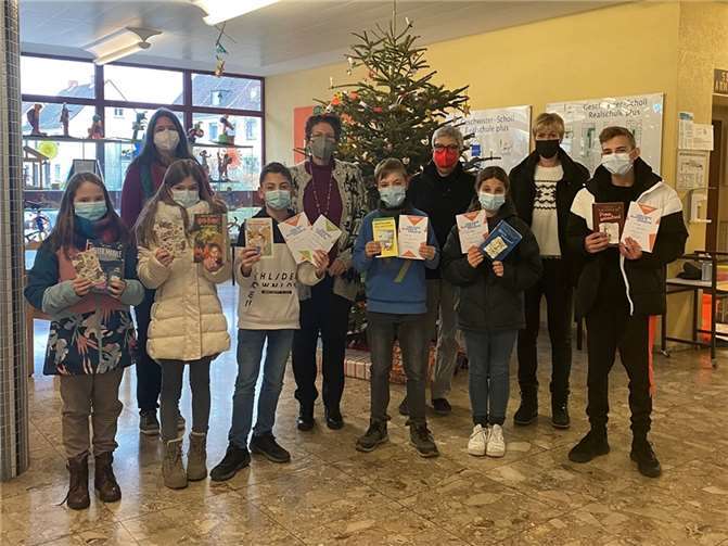 Neben Simon Dötsch wurden auch Susanna Wittenberg (6a), Leon Bischof (6c) und Philipp Lang (6d) als Klassensieger mit einer Urkunde ausgezeichnet.Foto: privat