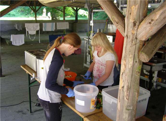 Neben Spaß mussten natürlich auch lästige Pflichten bewältigt werden, wie hier das Vorbereiten der Gemeinschaftsverpflegung.