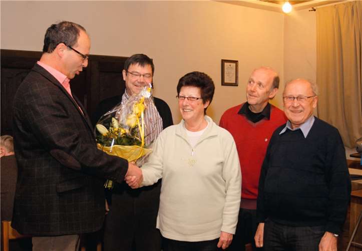 Neben Stadtbürgermeister Arnold Hoffmann (l.) gratulierten die Vorsitzenden Hermann Lehmann und Manfred Korden (r.) sowie Schriftführer Richard Hammes (2. v. l.) Kassiererin Marga Lehmann zu 30 Jahren im Amt der Kassenwartin.