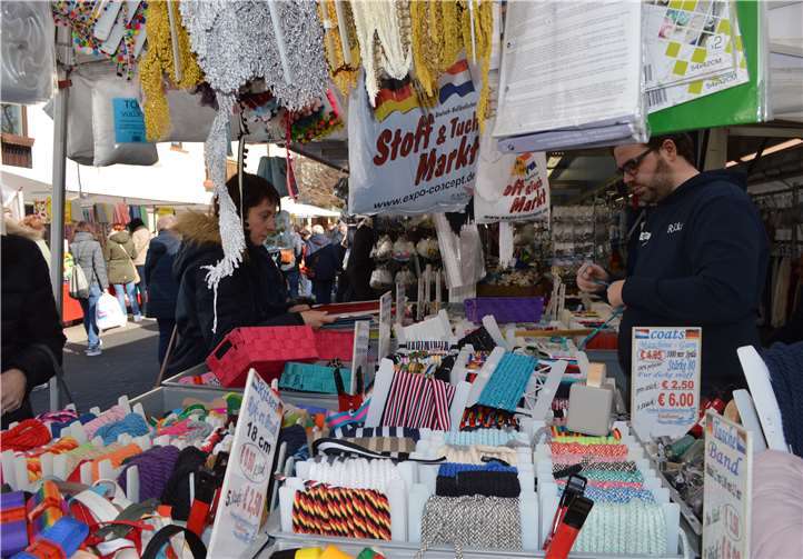 Neben Stoffen gab es auch zahlreiche Zubehörteile.