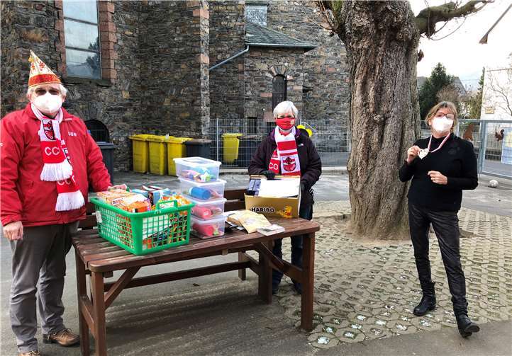 Neben Süßigkeiten wurde auch der CCO-Kinder-Sessionsorden übergeben.