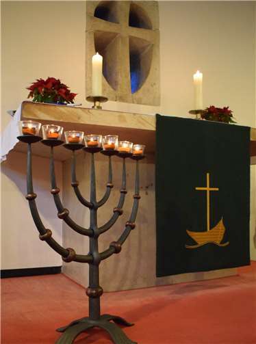 Neben Teelichtern zum Gedenken an die Opfer des Holocaust und den Altarkerzen leuchteten auch die sieben Lichter an der Menora, einem Symbol des Judentums.