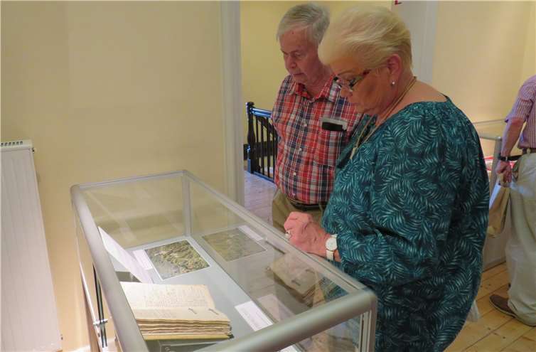 Neben Texten und Bildern können sich Ausstellungsbesucherauch des Anblicks einiger historischer Exponate erfreuen.