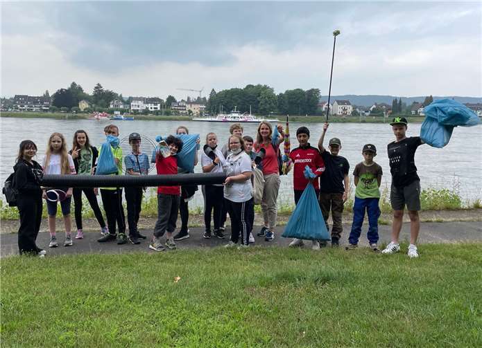 Neben Unmengen an Müll fanden die Schüler auch einige größere Gegenstände. Foto: Stadt Linz am Rhein