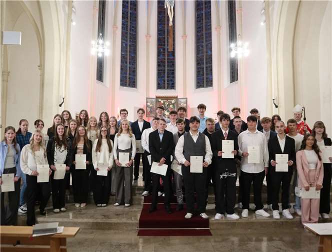 Neben Weihbischof Brahm gratulierten auch Pfarrer Dr. Artur Schmitt, Gemeindereferentin Bärbel Gorges und Pastoralreferent David Morgenstern sowie Rainer Dinger als Vorsitzender des Pfarrgemeinderates St. Barbara und des Rates des Pastoralen Raums Mayen den Jugendlichen zu ihrem Schritt für die Firmung. Quelle: Bistum Trier