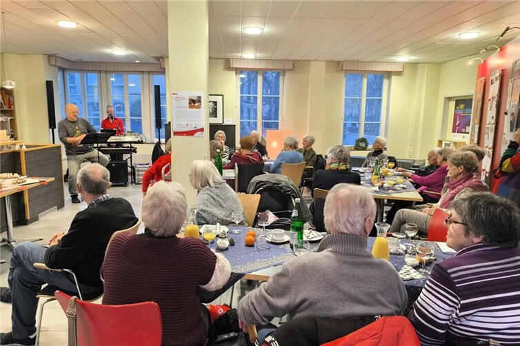 Neben anderen Beiträgen unterhielten die Ensemble-Mitglieder Werner Blasweiler (links stehend) und Alli Wölwer (am Keyboard) die Gäste mit einem Weihnachtsgedicht.Foto: Christina Welter