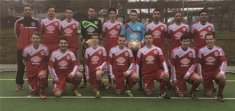 Neben anderen Vereinen der Region unterstützte der Globus Handelshof St. Wendel nun auch die Spieler von Rot-Weiß Koblenz und rüstete sie jüngst mit neuen Trikots aus. privat