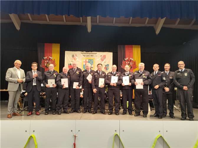 Neben besonderen Ehrungen wurden zusätzlich viele der Einsatzkräfte von Bürgermeister Frank Becker und Landrat Achim Hallerbach befördert und ausgezeichnet.  Fotos: Joscha Wölbert