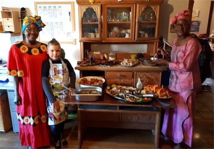 Neben bunten Stoffen gab es auch kulinarische Vielfalt zu bestaunen und probieren.Foto: privat