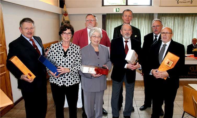 Neben dem „40-jährigen“, Hans-Willi Euskirchen (li.), ehrten die beiden Vorsitzenden etliche Silberjubilare.