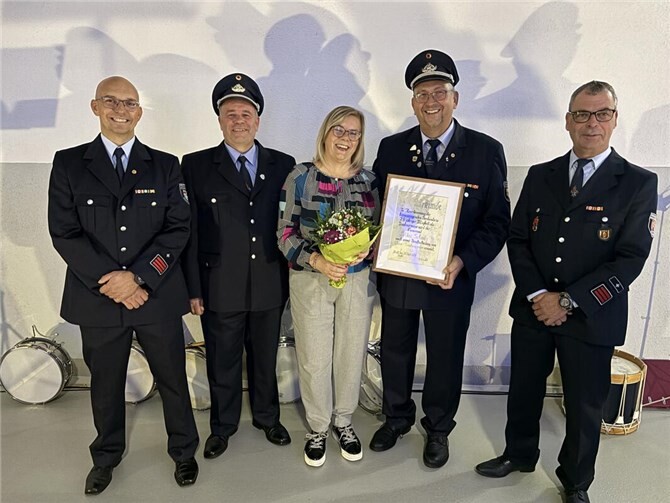 Neben dem 75-jährigen Bestehen wurde der langjährige Tambourmajor Lothar Schmitz verabschiedet.