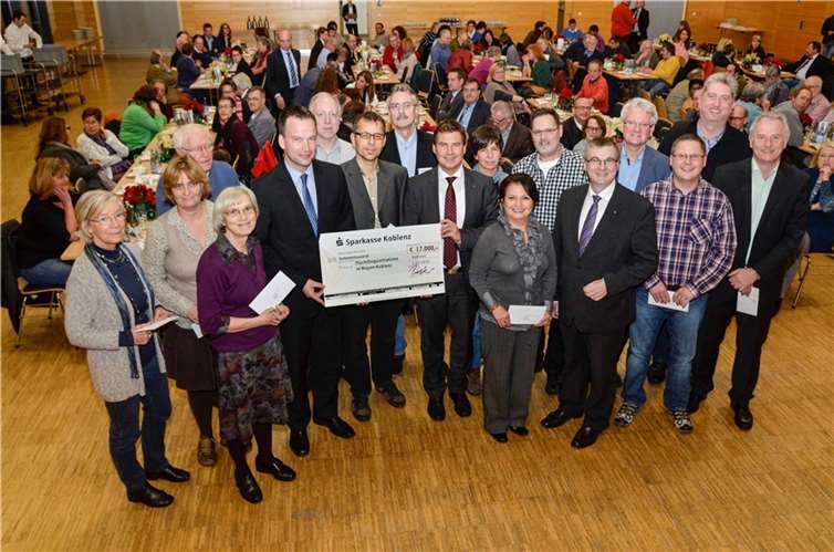 Neben dem Dank an die Initiativen durch Landrat Dr. Alexander Saftig gab es auch einen großen Scheck der Sparkasse Koblenz, den der Vorstandsvorsitzende Matthias Nester mitbrachte. Mit insgesamt 17.000 Euro wird die Arbeit der Initiativen unterstützt
