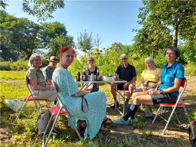 Neben dem Gärtnern ist auch der Austausch untereinander für die Teilnehmerinnen und Teilnehmer der Sinziger Initiative Gemeinschaftsgarten wichtig.  Foto: Stadtverwaltung Sinzig