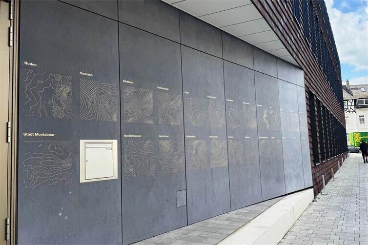 Neben dem Haupteingang sind die Namen der Mitgliedsgemeinden der VG aufgeführt zusammen mit dem topografischen Profil der jeweiligen Ortslagen. Im Foyer zeigt ein Wandgemälde die Gesamtkarte der VG in topografischen Linien.