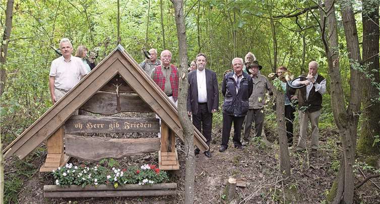 Neben dem Kapellepädche in Wormersdorf wurde jetzt ein Wegekreuz eingeweiht, das Karl-Heinz Dierkes (Mitte, in der roten Weste) gestiftet und selbst hergestellt hatte. VJ