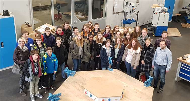 Neben dem Landhotel Kristall in Bad Marienberg besuchten die Jugendlichen in Begleitung von Beate Bolling (wfg, ganz links) auch die Ausbildungswerkstatt der Zoth GmbH & Co. in Westernohe. Fotos: privat