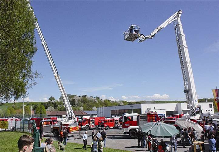 Neben dem Linzer TGM 32-12 fuhr der Rasselstein-Hubwagen seine 44 Meter lange Leiter aus.