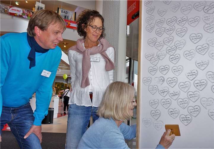 Neben dem Losverkauf und 10 Prozent der Tageseinnahmen gingen 50 Cent pro Einkauf an die Ambulante Hospiz für Kinder und Jugendliche.