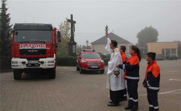 Neben dem Mehrzweckfahrzeug wurde von Pfarrer Norbert Missong auch der neue Kommandowagen für die Wehrleitung eingesegnet.Privat
