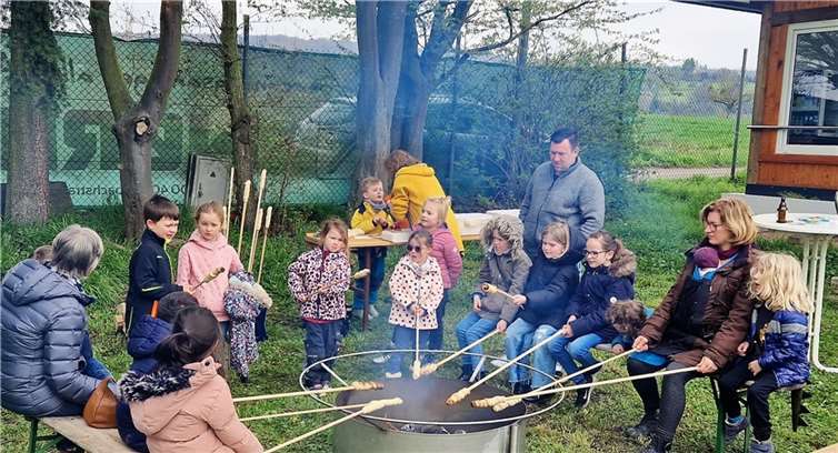Neben dem Osterfeuer konnten sich die kleineren Gäste an einer separaten Feuerstelle Ihr eigenes Stockbrot zubereiten. Quelle: TuS Rodenbach