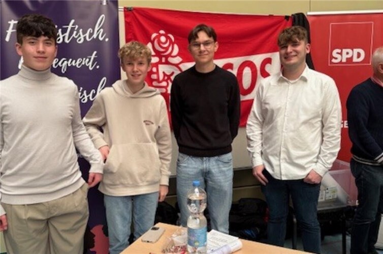 Neben dem Quiz wurde durch Initiative der SPD und Jusos eine Diskussionsinsel zum Thema Wehrpflicht angeboten. Foto: SPD Remagen