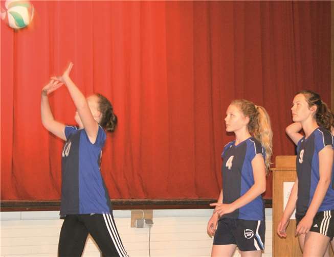 Neben dem Scheck über 300 Euro überreichte der LSB RLP einen Spielsack im Wert von 500 Euro.