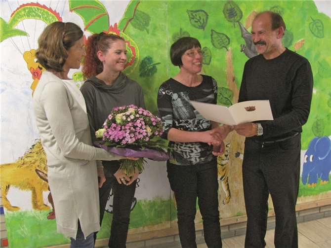 Neben dem Schulleiter zählten die Vorsitzende des Personalrates Andrea Boltersdorf (links) und die stellvertretende Schulleiterin Jana Hrabowski (2.v.l.) zu den ersten Gratulanten.privat