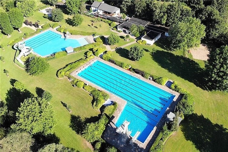 Neben dem Schwimmerbecken tragen auch die großzügigen Liegeflächen, das Nichtschwimmerbecken mit seinen Rutschen, die Sprungtürme und der vor wenigen Jahren neugestaltete Kleinkindbereich zur Beliebtheit des Pellenzbades bei