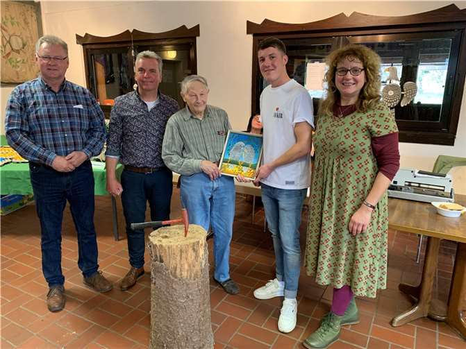 Neben dem Sonderpreis und dem eigentlichen Ostereier-Schießen war im vergangenen Jahr auch die Versteigerung eines Gemäldes von Richard Hahn eine der Attraktionen.  Foto: Archiv Thomas Herschbach