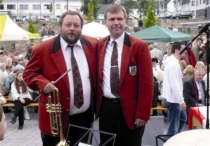 Neben dem ehemaligen Dirigenten der Burgbläser Dr. Guido Trommeschläger (re) wurde auch die Klarinettistin Karin Lotterer geehrt. privat