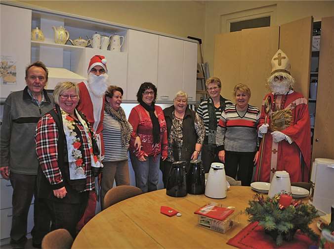 Neben dem heiligen Bischof von Myrna konnte bei der Nikolausfeier der Westumer Senioren auch sein neuzeitliches weltliches Pendant, der Weihnachtsmann, begrüßt werden. RÜ
