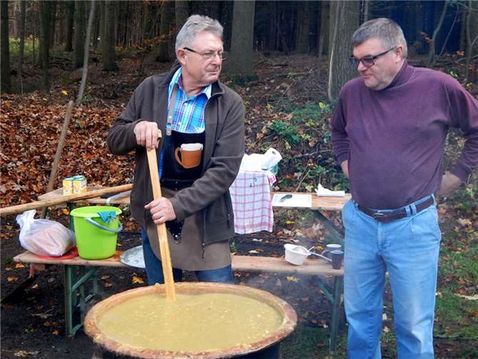 Neben dem obligatorischen Kartoffelprodukt, das dem Fest seinen Namen gibt, gab es auch hausgemachte Erbensuppe aus dem Bottich.