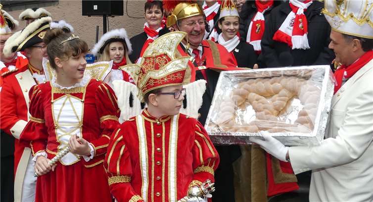 Neben dem offiziellen Gesellschaftsorden erhielt St. Martin-Double Schmitz noch einen riesigen Martins-Brezel.