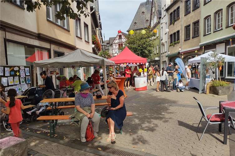 Bunte Vielfalt beim Fest der Kulturen in der Brückenstraße Neben den Auftritten prägten zahlreiche Stände das Fest. Fotos: Flüchtlingshilfe im Raum Mayen e.V.