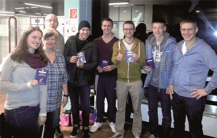 Neben den Ausbildern Volker Kutscher und Björn Neureuter (3. v. l und ganz rechts) gratulierte auch die Präsidentin des Landesverbandes Sporttauchen Heike Fachbach (2. v. l).Privat