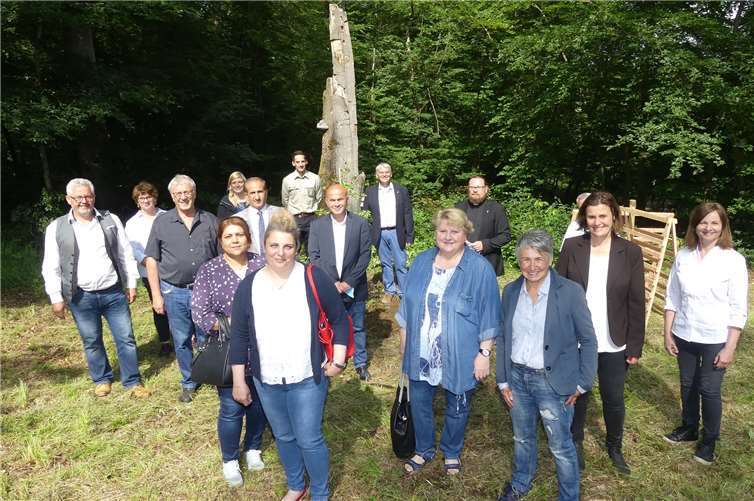 Neben den Bürgermeistern Albert Jung und Gerd Weber nahmen auch mehrere Projektbegleiter an der Einweihung teil.