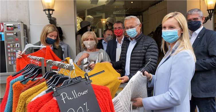 Neben den Deichstadtfreunden und den IHK Vertreternschlossen sich Landrat Achim Hallerbach undOB Jan Einig dem Rundgang an