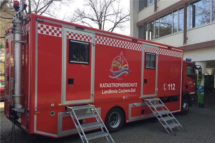 Corona-Teststation als „Drive-in“ Neben den Einsatzfahrzeugen des DRK ist auch der Katastrophenschutz mit seinem neuen Einsatzleitfahrzeug (ELF) vor Ort.