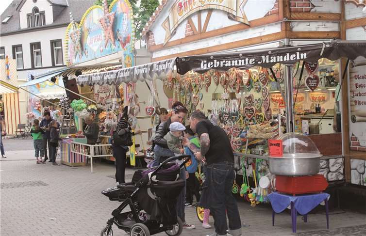 Neben den Fahrgeschäften sind die bunten Buden mit ihrem nostalgischen Flair bei der Polcher Kirmes nicht wegzudenken und locken - nicht nur mit Süßigkeiten - große und kleine Gäste an.