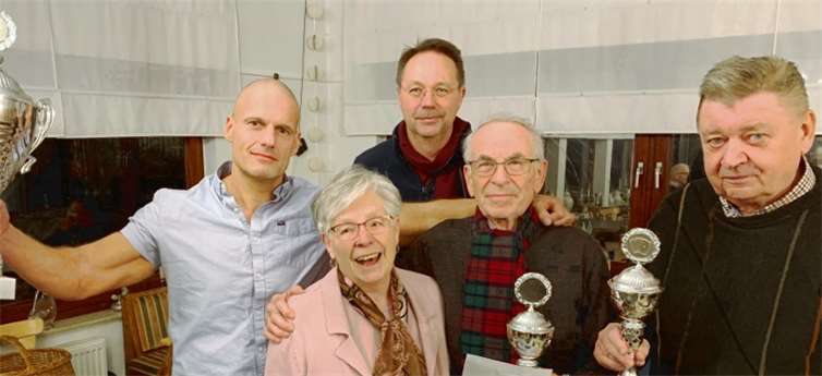 Neben den Gesamtsiegern wurde auch der „gute Seele der Sinziger Skatmeisterschaften“ ein großes Lob zuteil. Foto: SPD Sinzig